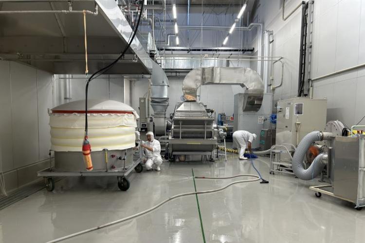 米を蒸す工程の見学