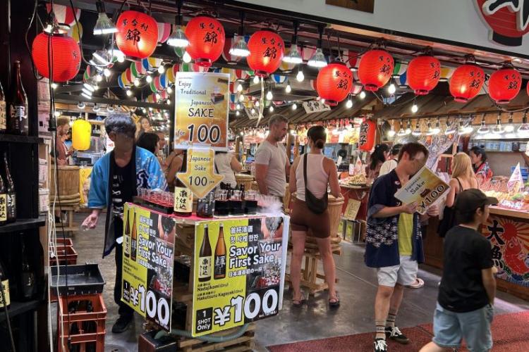 外国人観光客向けの日本酒の販売の風景