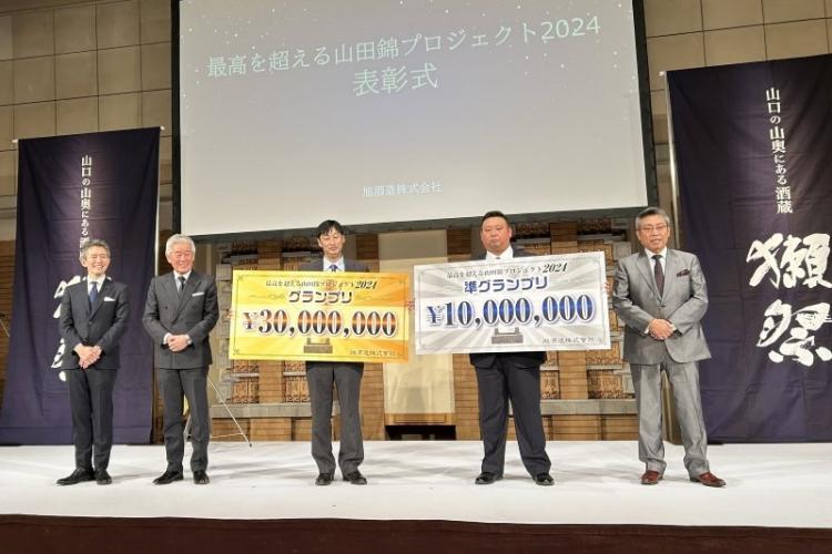 右から漫画家の弘兼憲史さん（特別審査員）、準優勝の佐藤友幸さん、優勝した早乙女文哉さん、旭酒造の桜井博志会長、桜井一宏社長