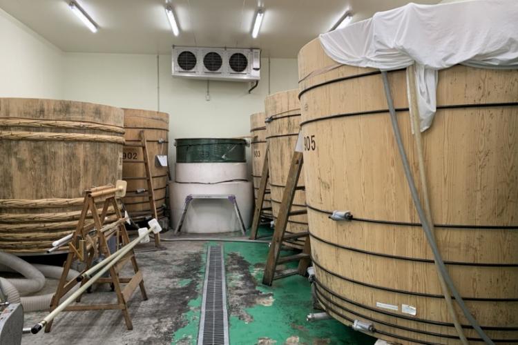 人気酒造(二本松市)は発酵タンクを木桶に変え、すべての市販酒を木桶で仕込む