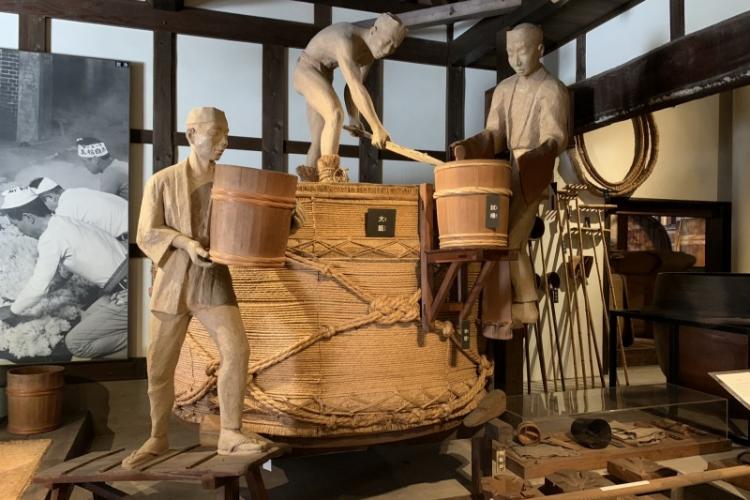 木の甑(こしき)で米を蒸す工程を再現