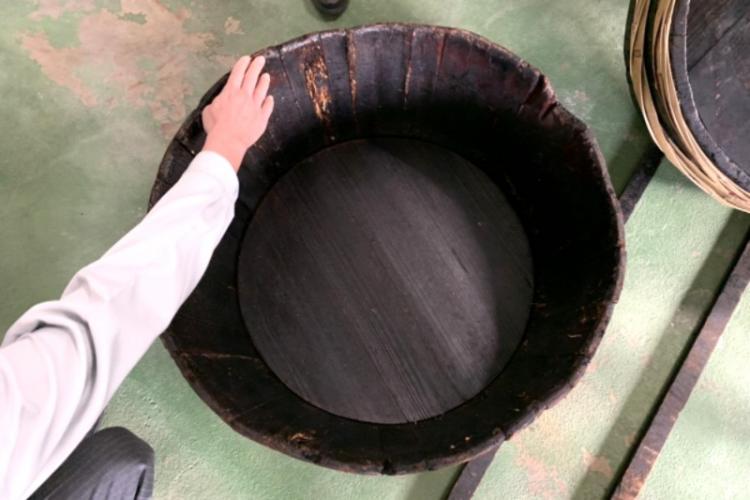 使い込んだ木の半切り桶