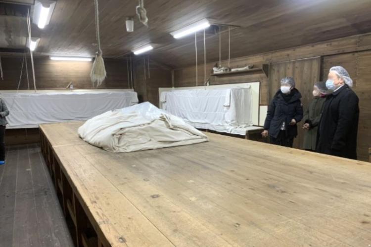 麹室の天井は発酵熱が狙い通り対流するようにRが作ってある