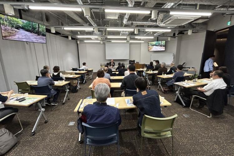 奈良まほろば館のセミナールームには30名の聴衆が集まった