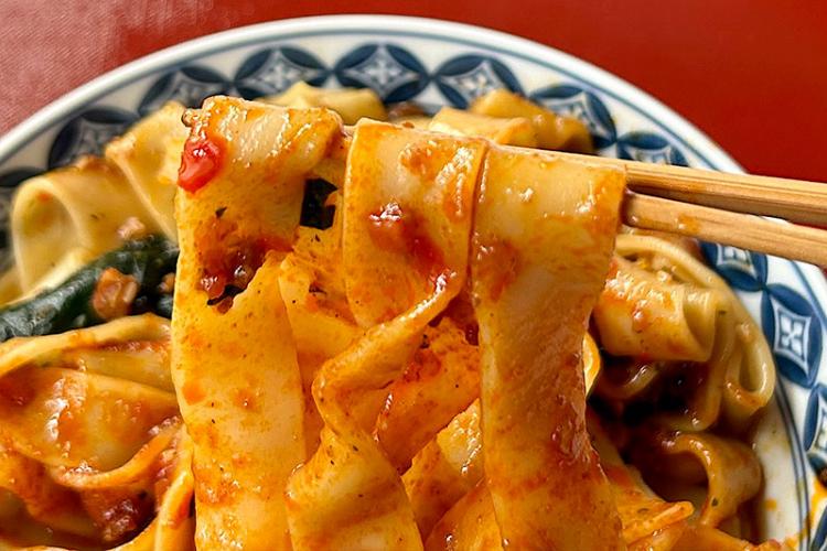 麺のほかには青梗菜、ネギ、カシューナッツなどが入っているよう