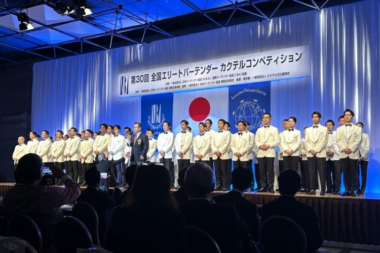 予選を勝ち抜いた56名と大会会長の上野秀嗣さん