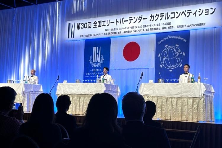 3人が壇上に上がり、「開始」の合図で同時にカクテルをつくり始める