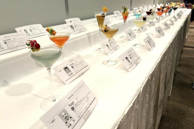 ホワイエにはすべての出場選手の作品が並べられる