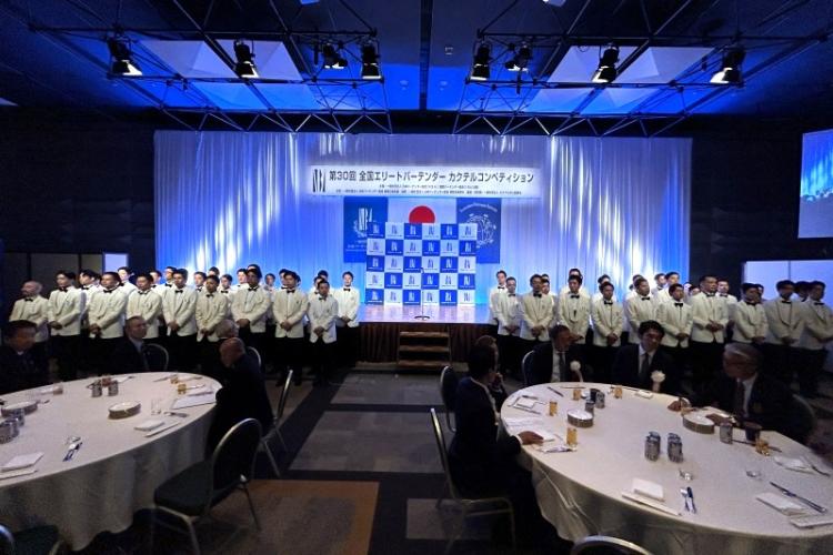 演技を終えた出場選手たちはステージ前に整列し、結果の発表を待つ