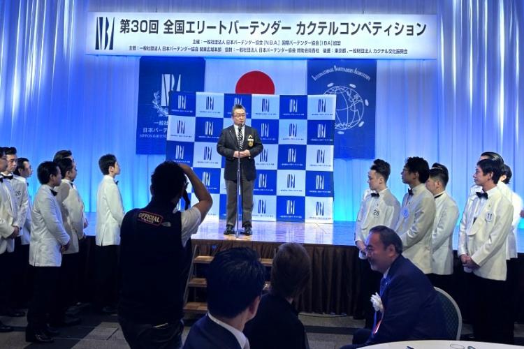 講評を述べる上野秀嗣大会会長は、「レシピが崩れたり、瓶の口の拭き上げが不足していたりするなど難点もあったが美しく見せる所作を大切に」とアドバイス