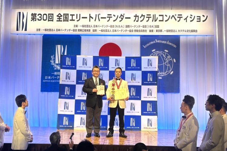 西舘拓史さんには上野秀嗣大会会長から表彰状とトロフィー、優勝メダルが授与された