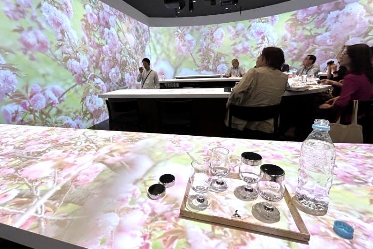 桜の原料酒の説明の時には部屋中が桜に染まった