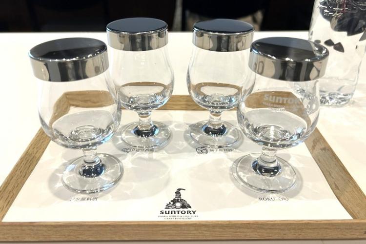 3つの原料酒を確かめつつ試飲すると、「ROKU〈六〉」の重層的な味わいを一皮ずつ剝いていく感覚なる