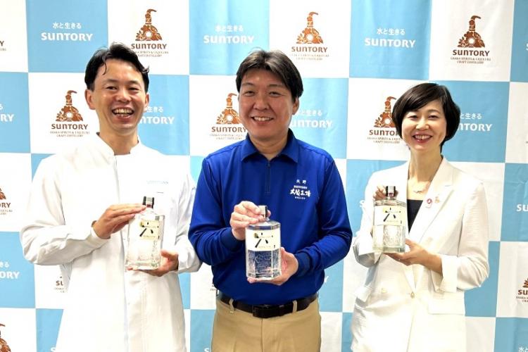 左から伊藤定弘部長、矢野哲次工場長、新関祥子部長
