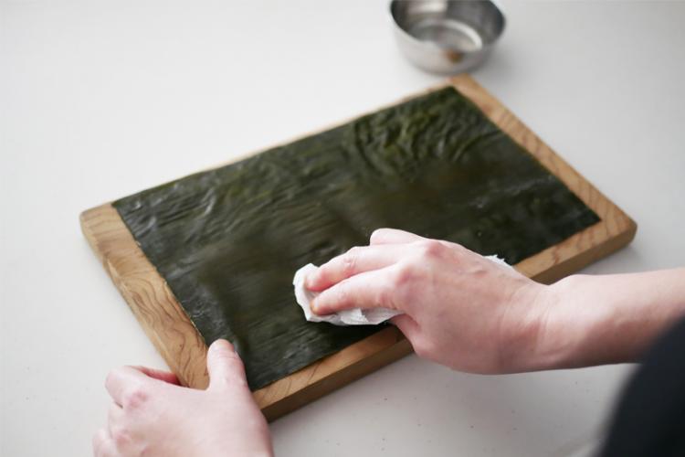 日本酒を含ませたキッチンペーパーで昆布の表面を拭く