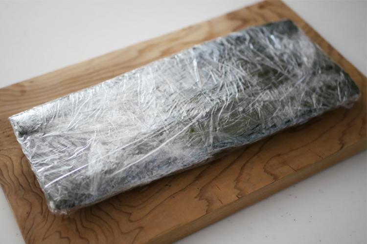 さらに昆布を乗せラップで包む