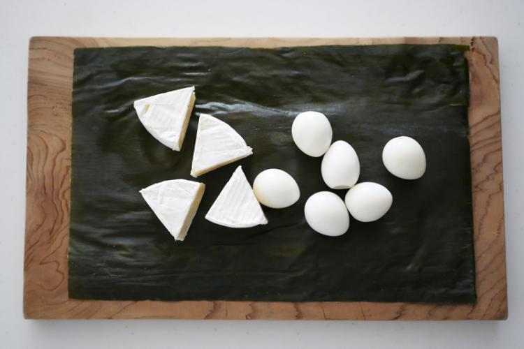 カマンベールチーズとうずらの卵