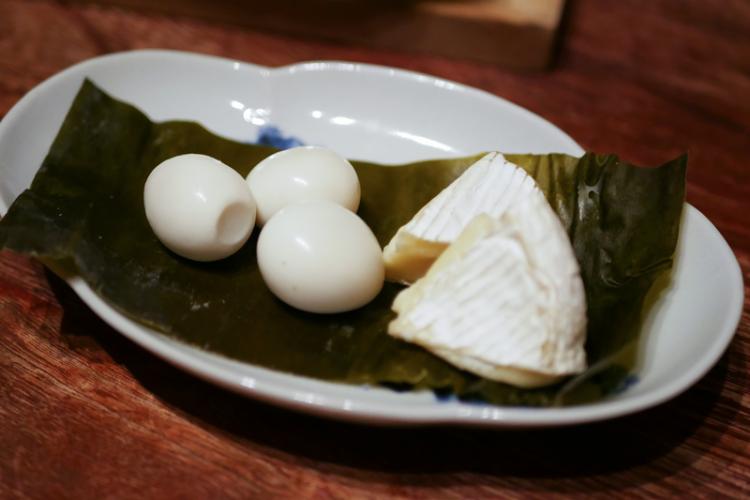 カマンベールチーズとうずらの卵