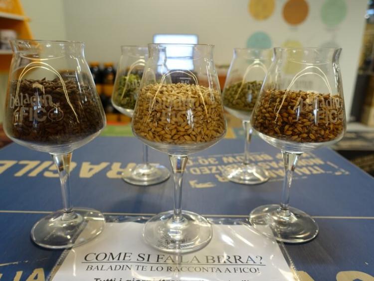 加熱の仕方でビールの色が変わり、焦げたような甘い香りが出てきます