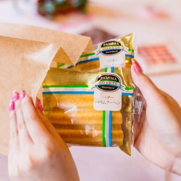 急なタイミングでもシールやペーパーコースターなどちょっとしたアレンジを加えると好印象に