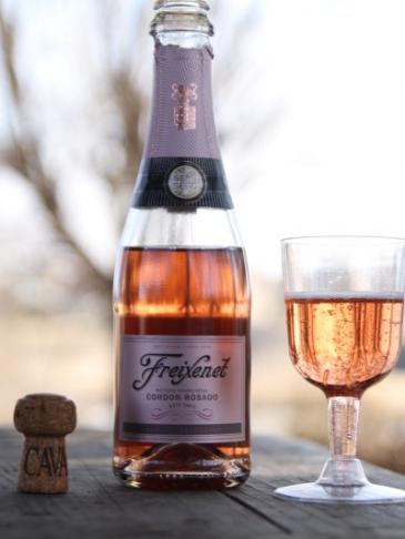 桜のシーズンに人気なのはインスタ映えすると評判のロゼワイン