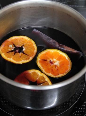 ホットワインは赤ワインと相性のいい、シナモン、オレンジ、八角（アニス）を加えて加温