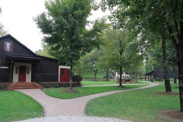 木々の間にゲストハウスがあり、ここで見学ツアーを申し込む