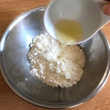天ぷら粉にビールを入れる